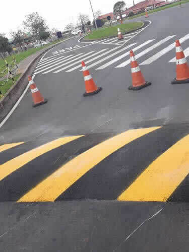 Lombadas e Cones para Posicionamento de Transito